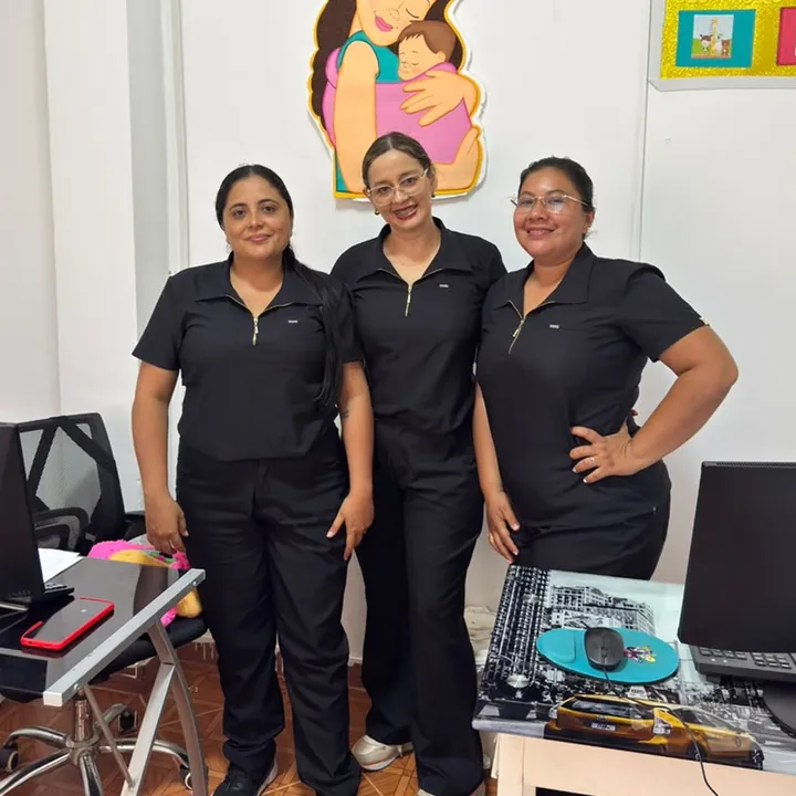 Tres profesionales de enfermería en el consultorio de control prenatal y de crecimiento y desarrollo.