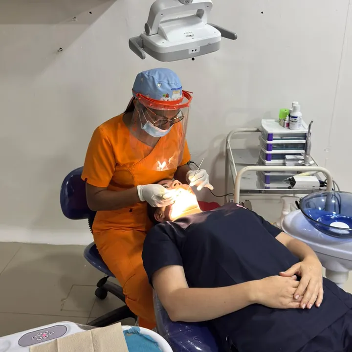 Profesional de odontología atiende a una persona en la unidad odontológica.